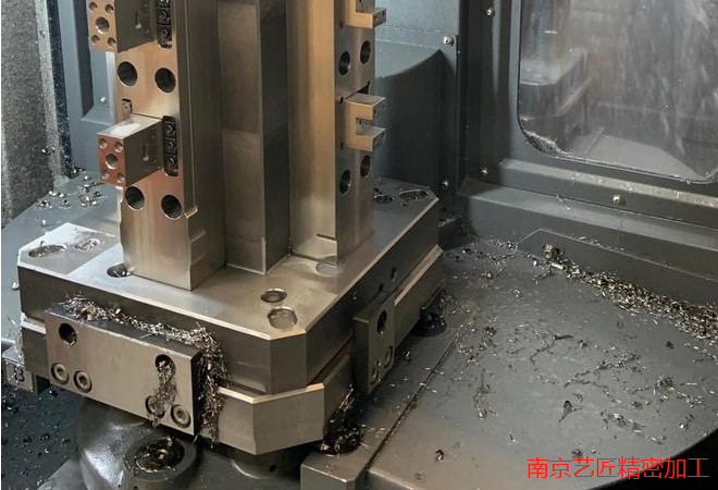 <strong>CNC加工中心分類：龍門加（jiā）工中心、立（lì）式加工中心和臥（wò）式加工中心</strong>